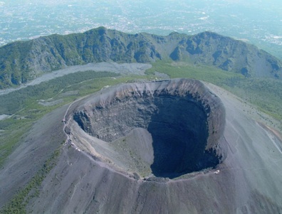 https://www.eolopress.it/index/wp-content/uploads/2012/05/vesuvio-vulcano-odierno.jpg