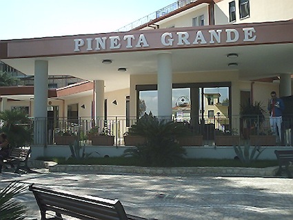 https://www.eolopress.it/index/wp-content/uploads/2013/07/Castel_Volturno_Clinica_Pineta_Grande.JPG