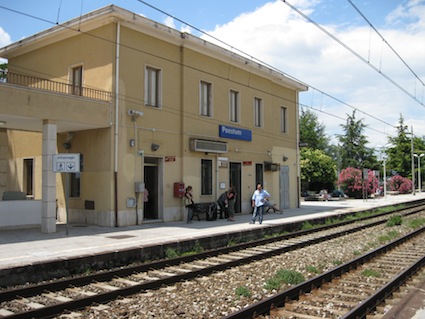 https://www.eolopress.it/index/wp-content/uploads/2013/08/Paestum_stazione_esterno.jpg