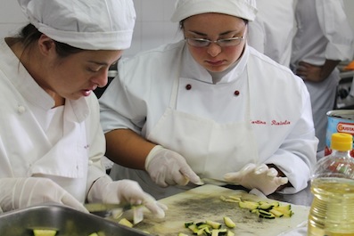 Ragazzi down in cucina Malazè