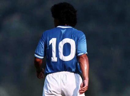 https://www.eolopress.it/index/wp-content/uploads/2013/10/MAGLIA-DIECI-MARADONA-NAPOLI-2.jpg