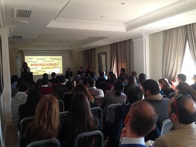 https://www.eolopress.it/index/wp-content/uploads/2013/12/Napoli_Giunta_Giovani_in_Corsa_sala_hotel.jpeg