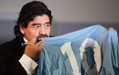 https://www.eolopress.it/index/wp-content/uploads/2014/05/Maradona_bacia_maglietta.jpg