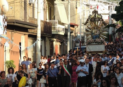https://www.eolopress.it/index/wp-content/uploads/2014/07/Oppido_Mamertina_processione.jpg