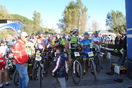 https://www.eolopress.it/index/wp-content/uploads/2014/11/Trofeo_Mtb_Terra_di_Fuoco_2014_preparativi_per_la_partenza.jpg