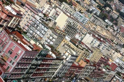 https://www.eolopress.it/index/wp-content/uploads/2014/12/Napoli-panorama_palazzi.jpg