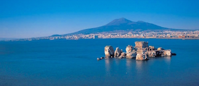 https://www.eolopress.it/index/wp-content/uploads/2014/12/Napoli_Vesuvio_veduta_da_mare.jpg